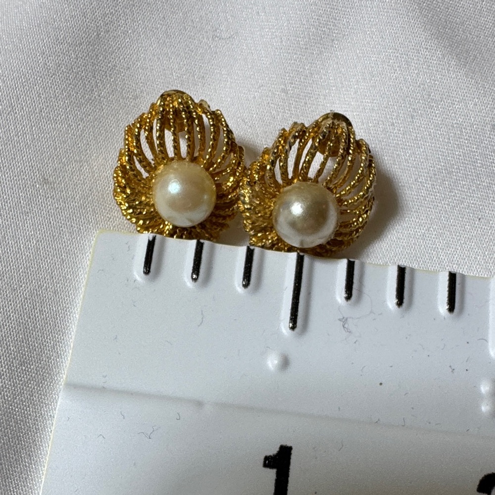 Elegant Gold and Pearl Earrings - Picture 2 of 10
